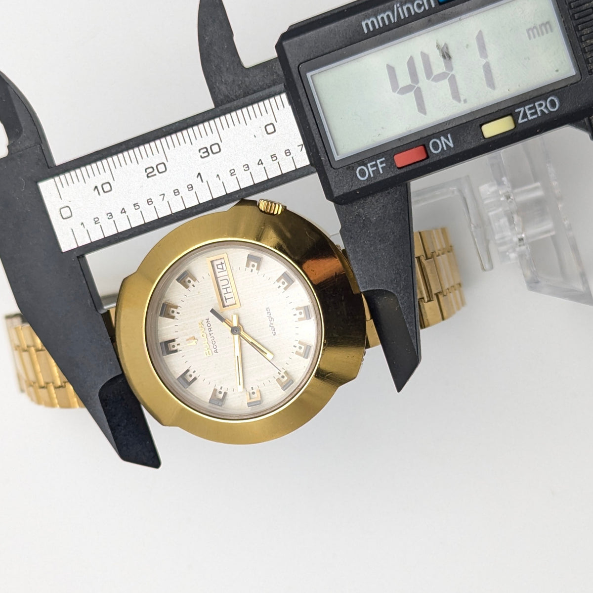Bulova Accutron Safirglas Vintage Day-Date Watch – Circa 1970, Gold-Tone