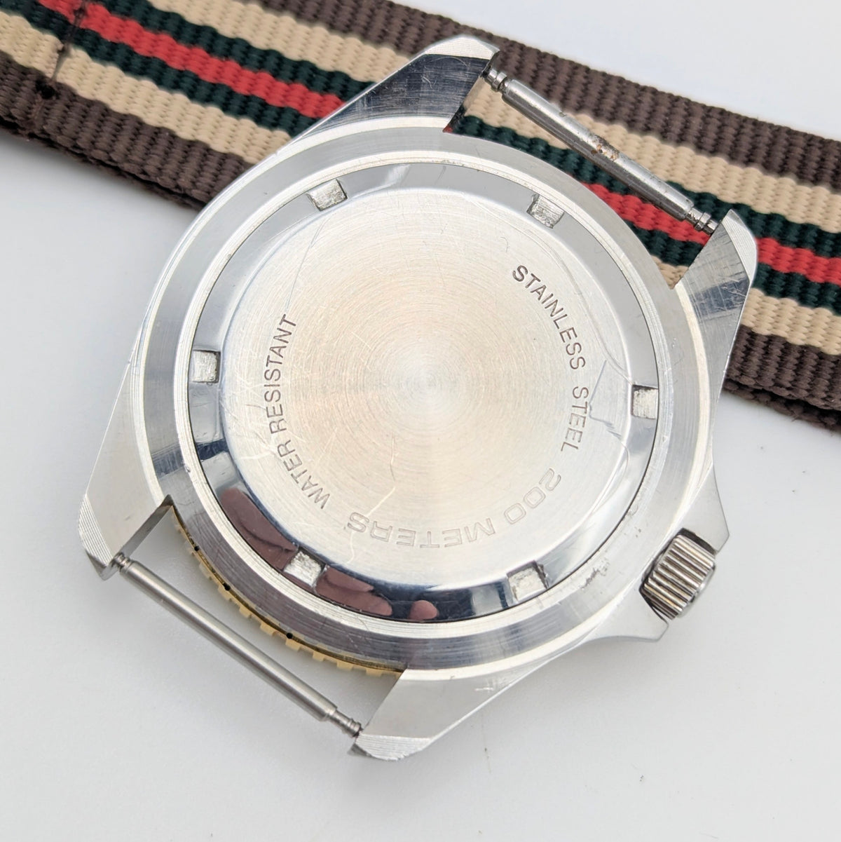Dive Dynamics 1980s Quartz Day-Date Watch | MRP SA Case | Gold-Tone Bezel - Bezel & Hide