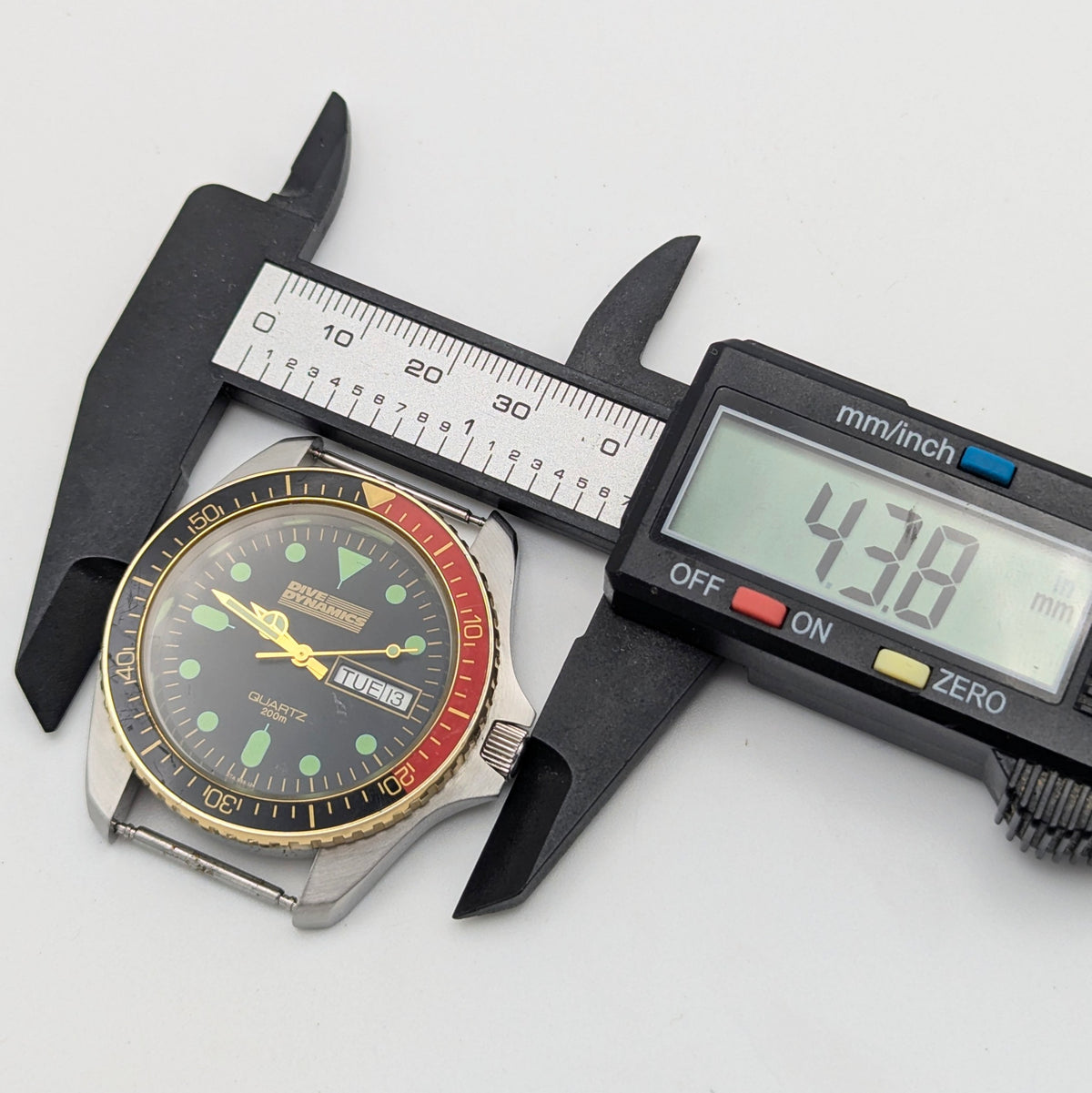 Dive Dynamics 1980s Quartz Day-Date Watch | MRP SA Case | Gold-Tone Bezel - Bezel & Hide