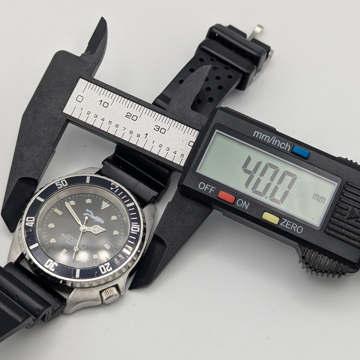 M&M Diving Technology (Dirty Divers) Dive Watch - Bezel & Hide