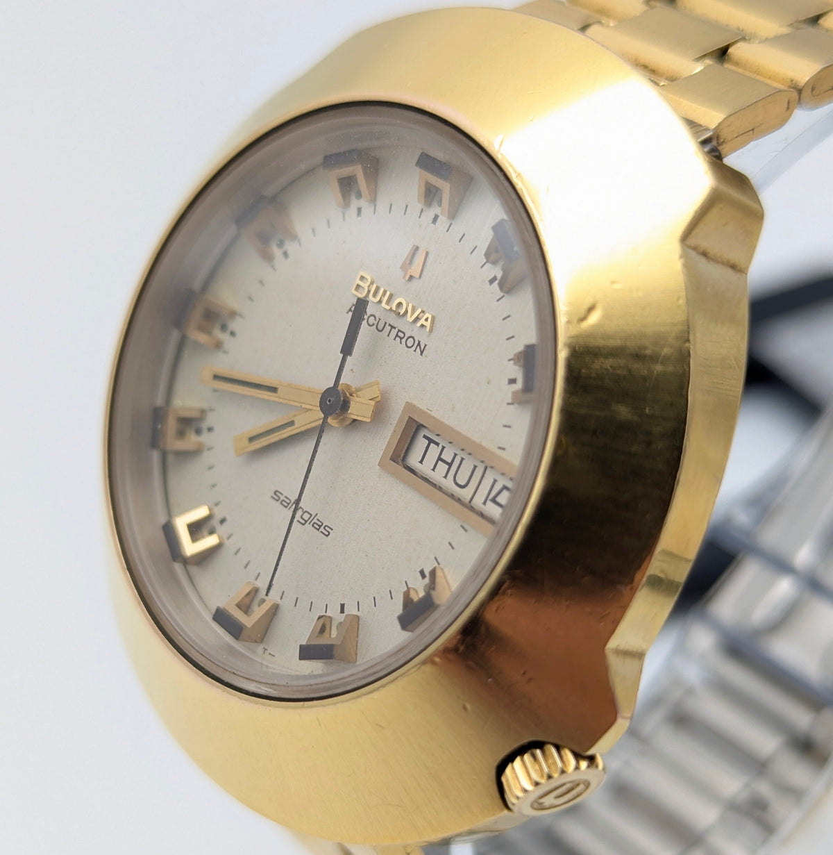 Bulova Accutron Safirglas Vintage Day-Date Watch – Circa 1970, Gold-Tone