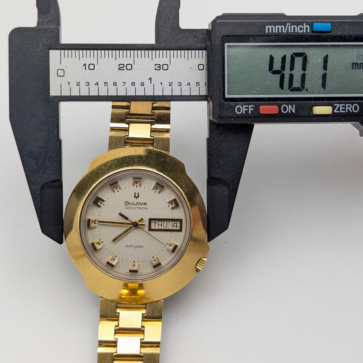 Bulova Accutron Safirglas Vintage Day-Date Watch – Circa 1970, Gold-Tone