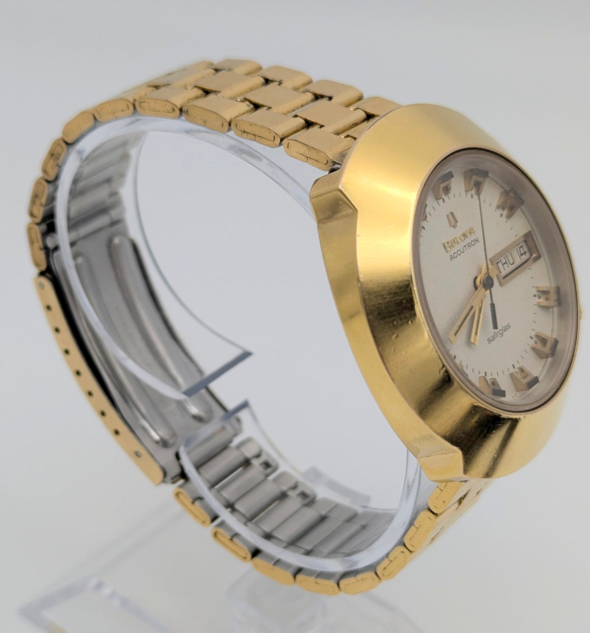 Bulova Accutron Safirglas Vintage Day-Date Watch – Circa 1970, Gold-Tone