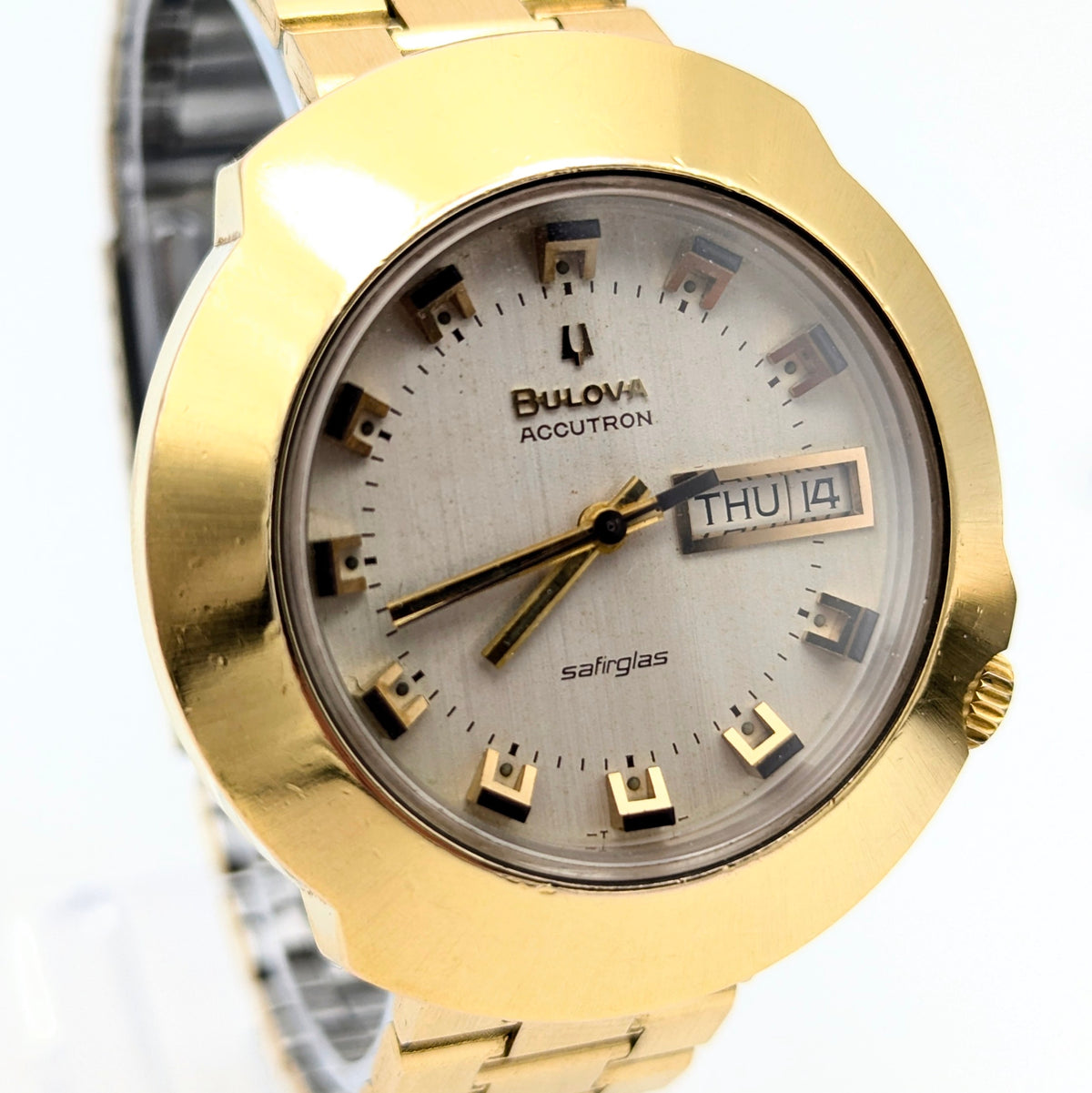 Bulova Accutron Safirglas Vintage Day-Date Watch – Circa 1970, Gold-Tone