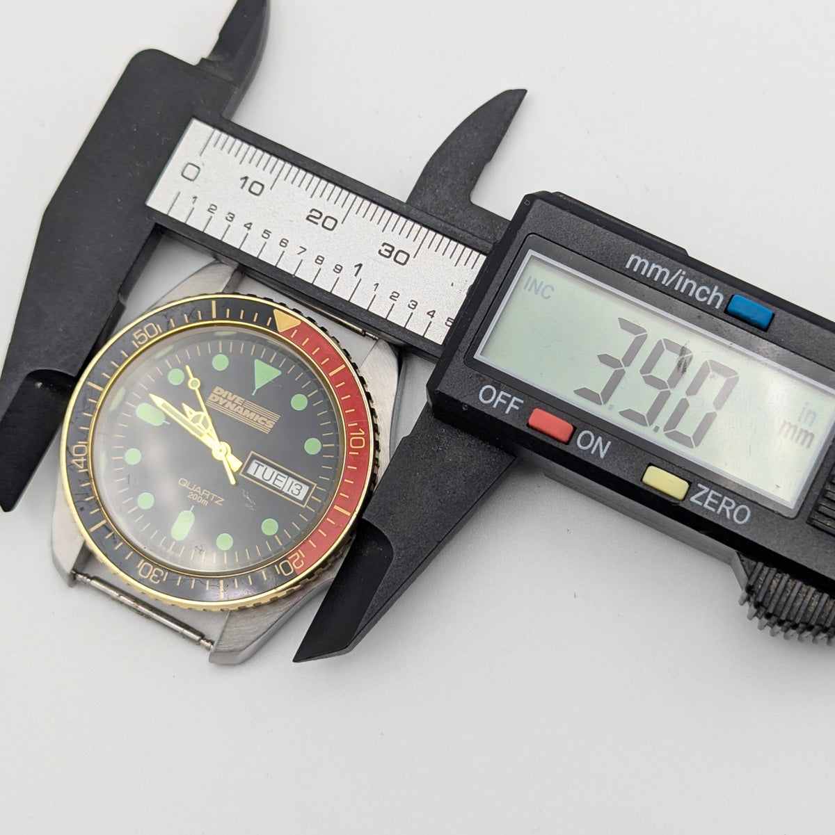 Dive Dynamics 1980s Quartz Day-Date Watch | MRP SA Case | Gold-Tone Bezel - Bezel & Hide
