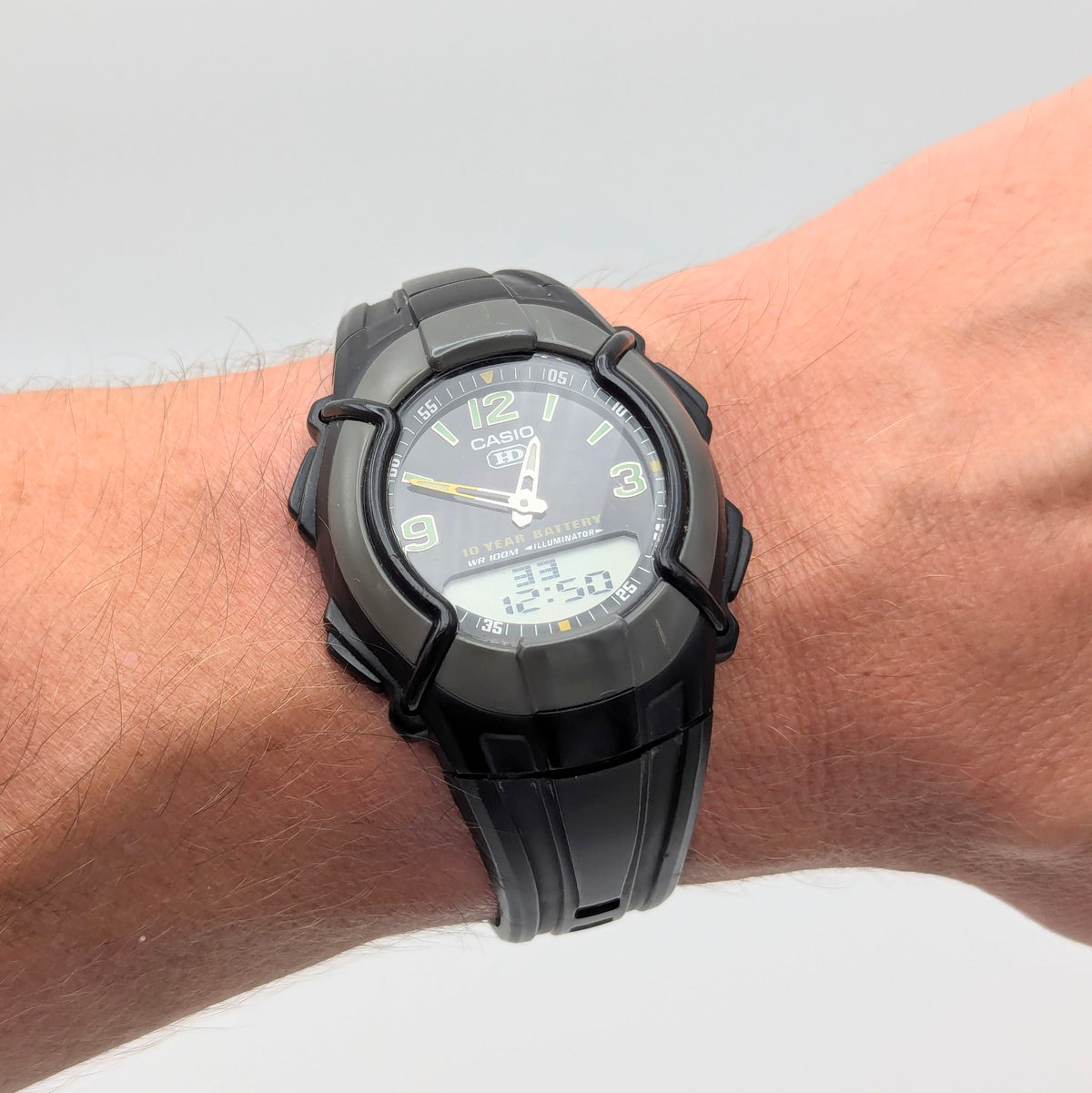 Casio HDC-600 Ana-Digi Men’s Watch — Black Resin, Telememo, 10-Year Battery, WR100M - Bezel & Hide