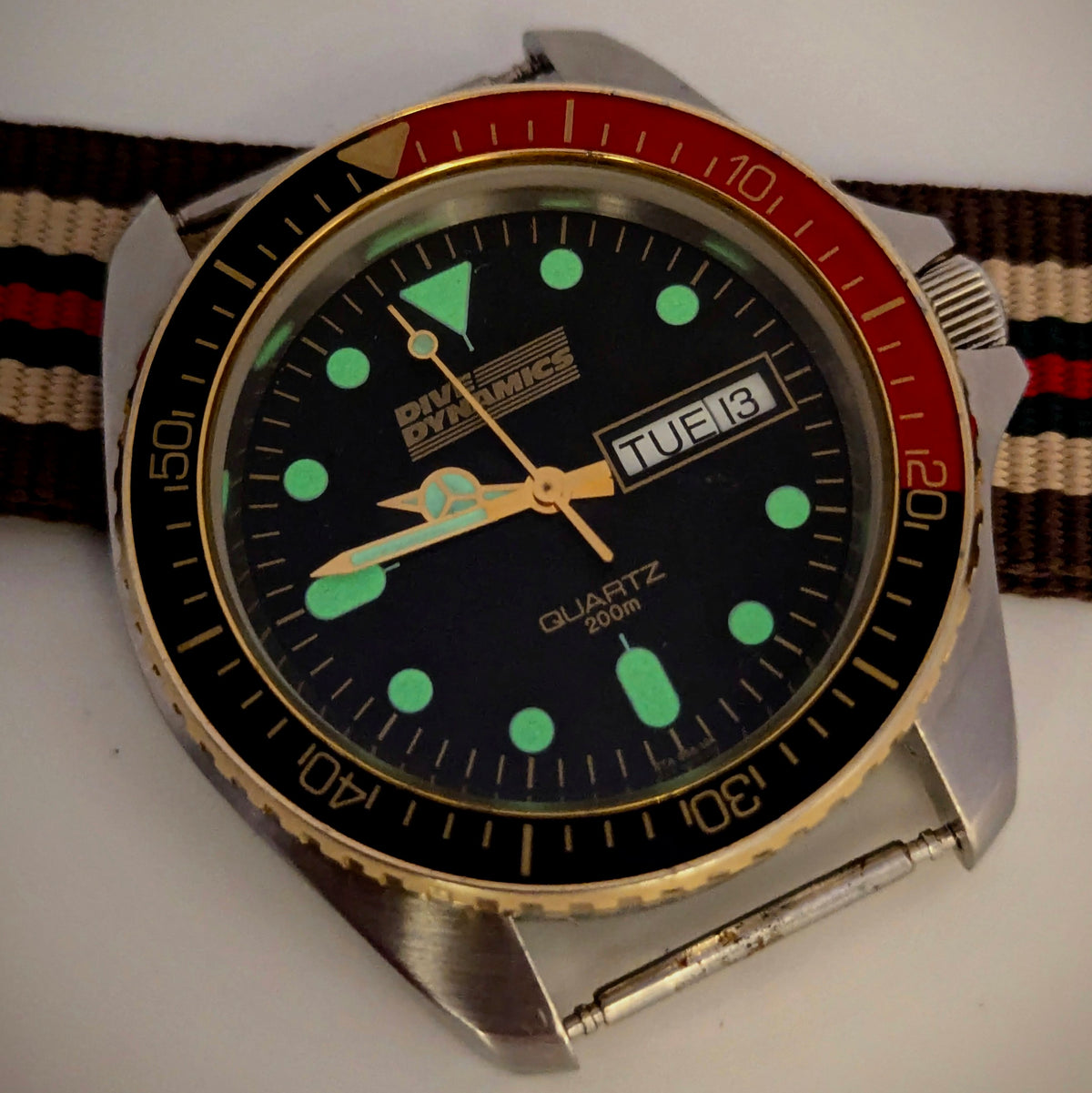Dive Dynamics 1980s Quartz Day-Date Watch | MRP SA Case | Gold-Tone Bezel - Bezel & Hide