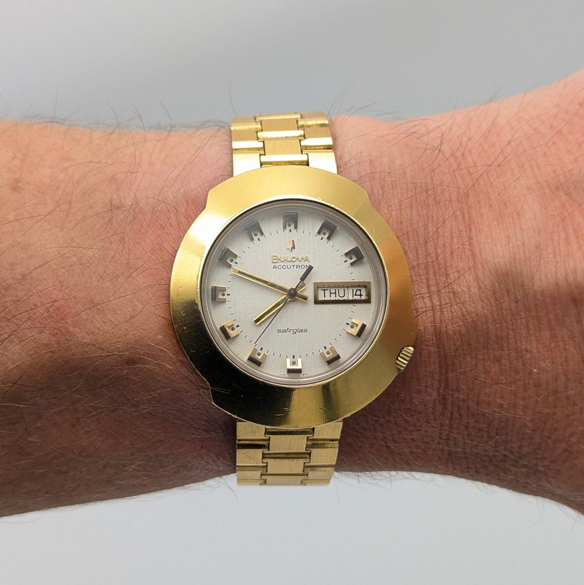 Bulova Accutron Safirglas Vintage Day-Date Watch – Circa 1970, Gold-Tone