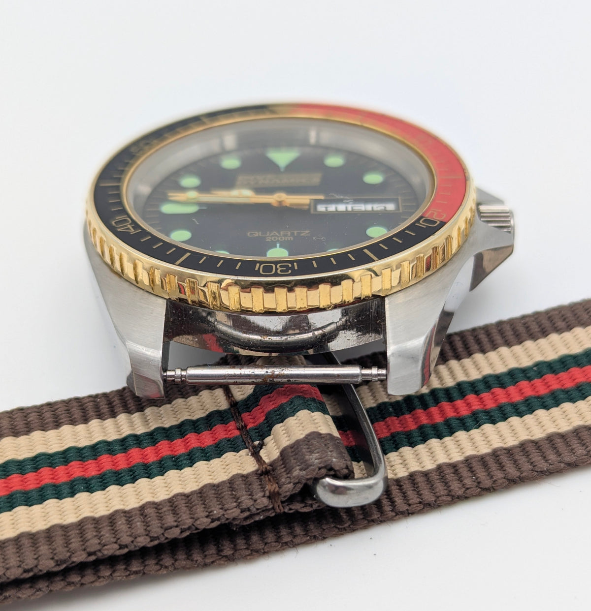 Dive Dynamics 1980s Quartz Day-Date Watch | MRP SA Case | Gold-Tone Bezel - Bezel & Hide