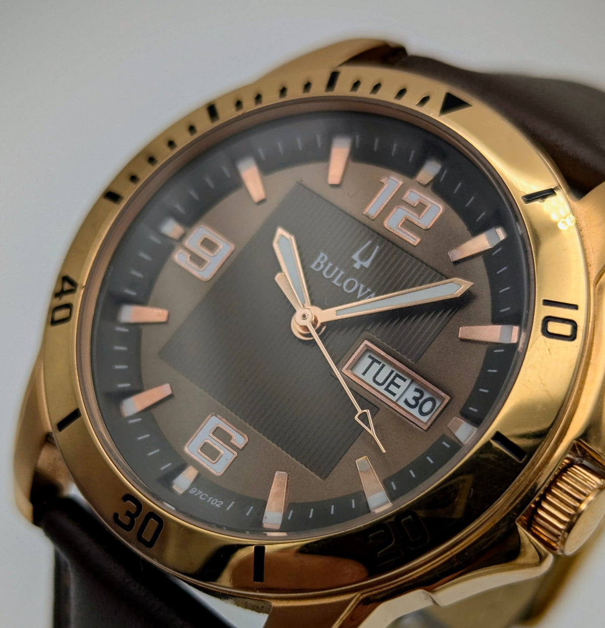 Bulova quartz watch - Bezel & Hide