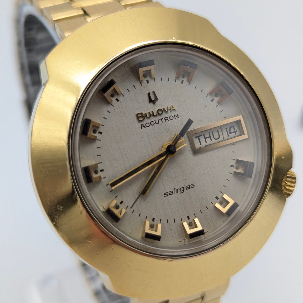 Bulova Accutron Safirglas Vintage Day-Date Watch – Circa 1970, Gold-Tone