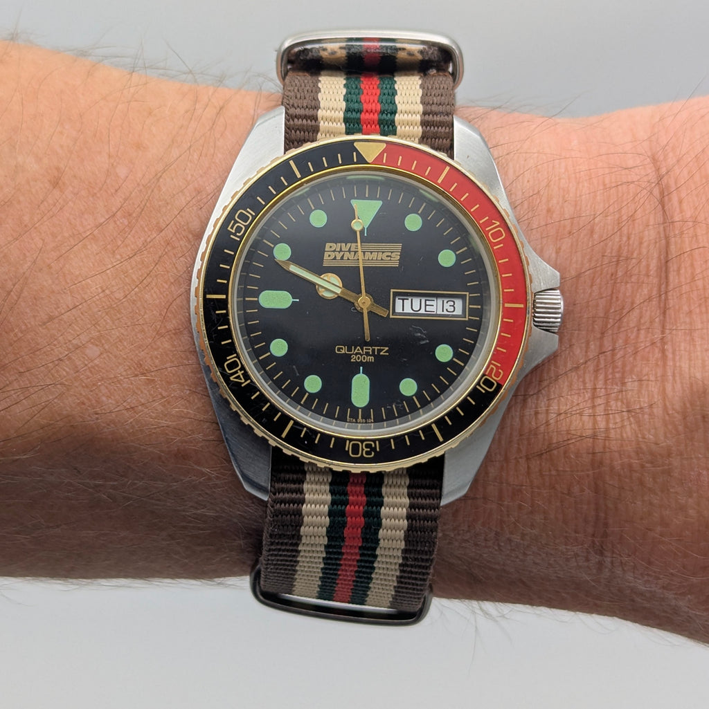 Dive Dynamics 1980s Quartz Day-Date Watch | MRP SA Case | Gold-Tone Bezel - Bezel & Hide