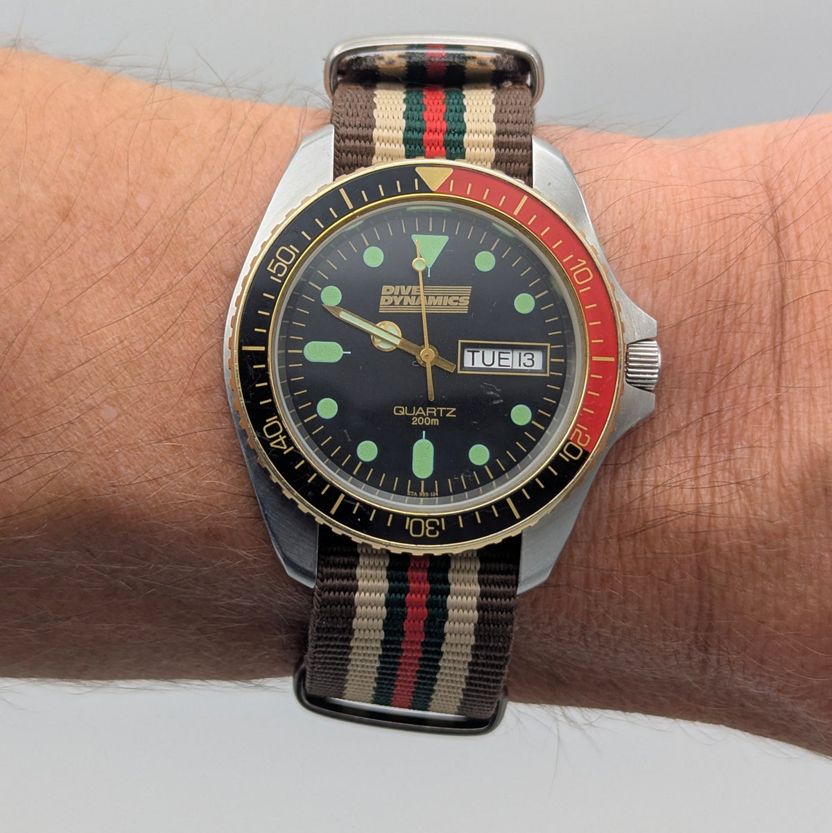 Dive Dynamics 1980s Quartz Day-Date Watch | MRP SA Case | Gold-Tone Bezel - Bezel & Hide