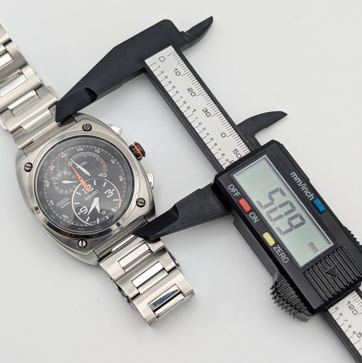 Seiko 7L22-0BB0 Kinetic Flyback Chronograph — Limited Edition 200/200, Black Dial - Bezel & Hide