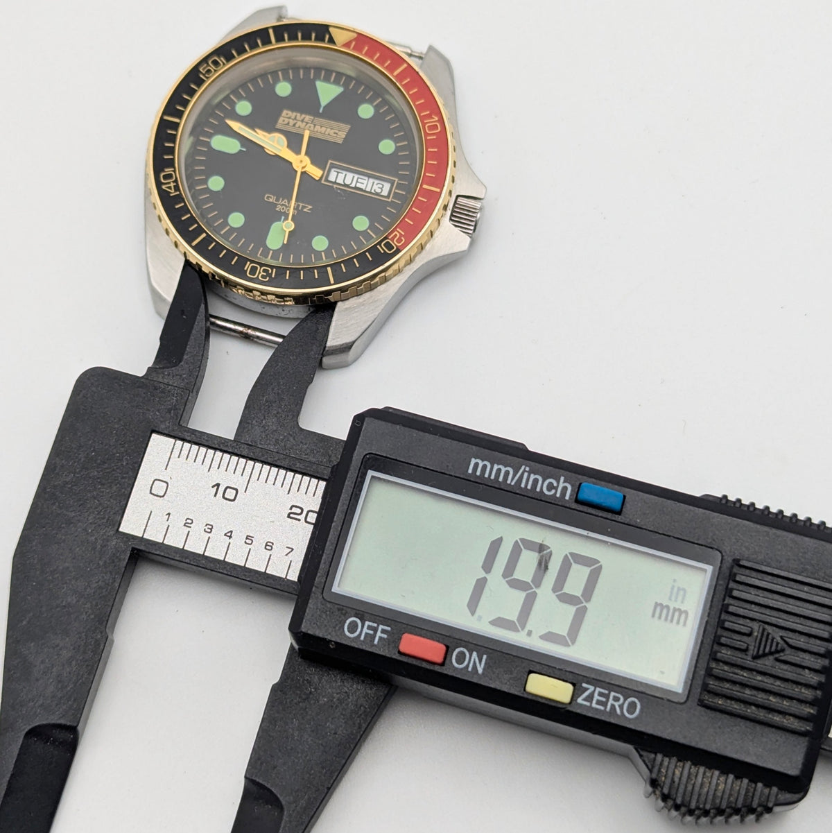 Dive Dynamics 1980s Quartz Day-Date Watch | MRP SA Case | Gold-Tone Bezel - Bezel & Hide