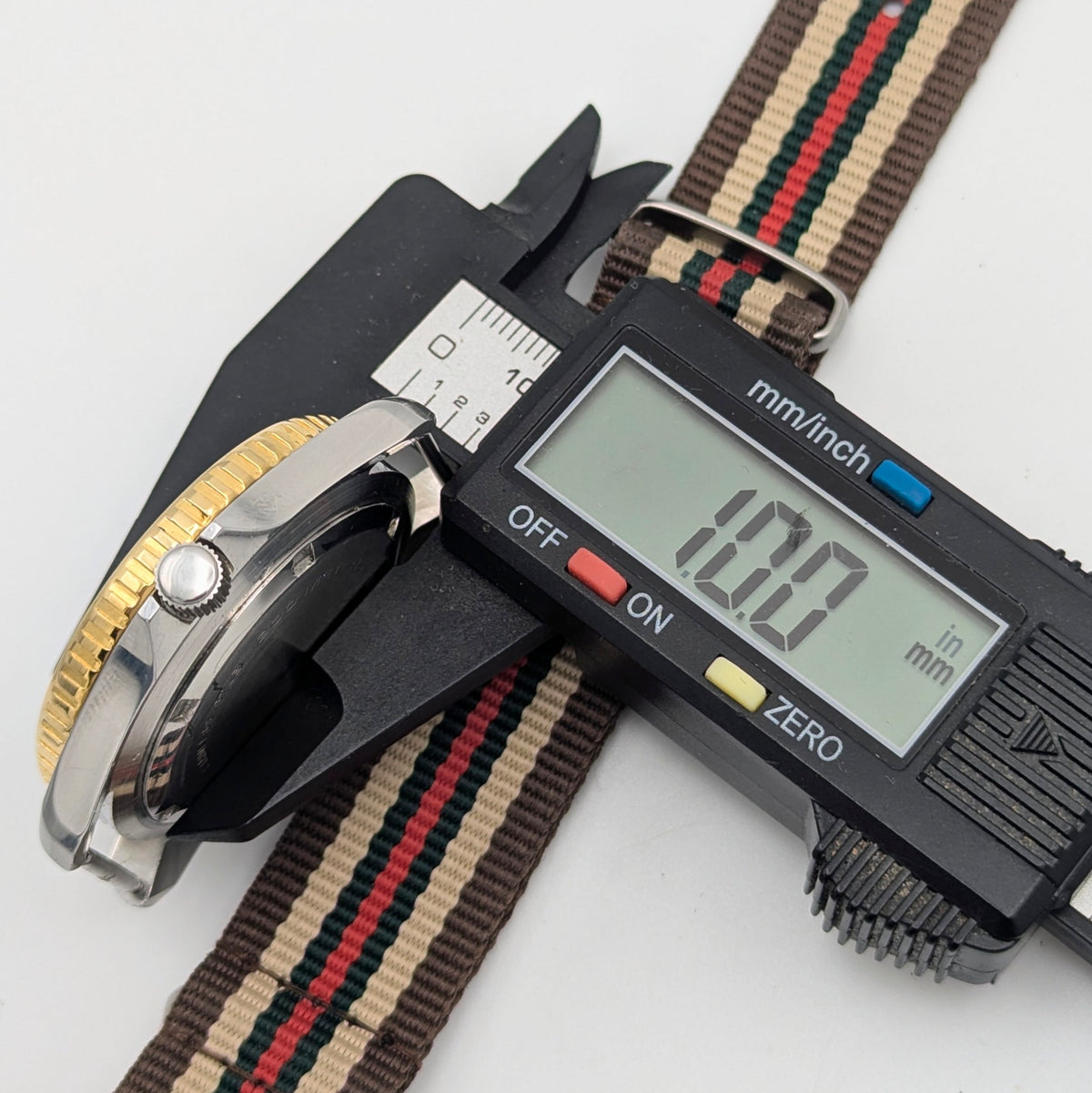 Dive Dynamics 1980s Quartz Day-Date Watch | MRP SA Case | Gold-Tone Bezel - Bezel & Hide
