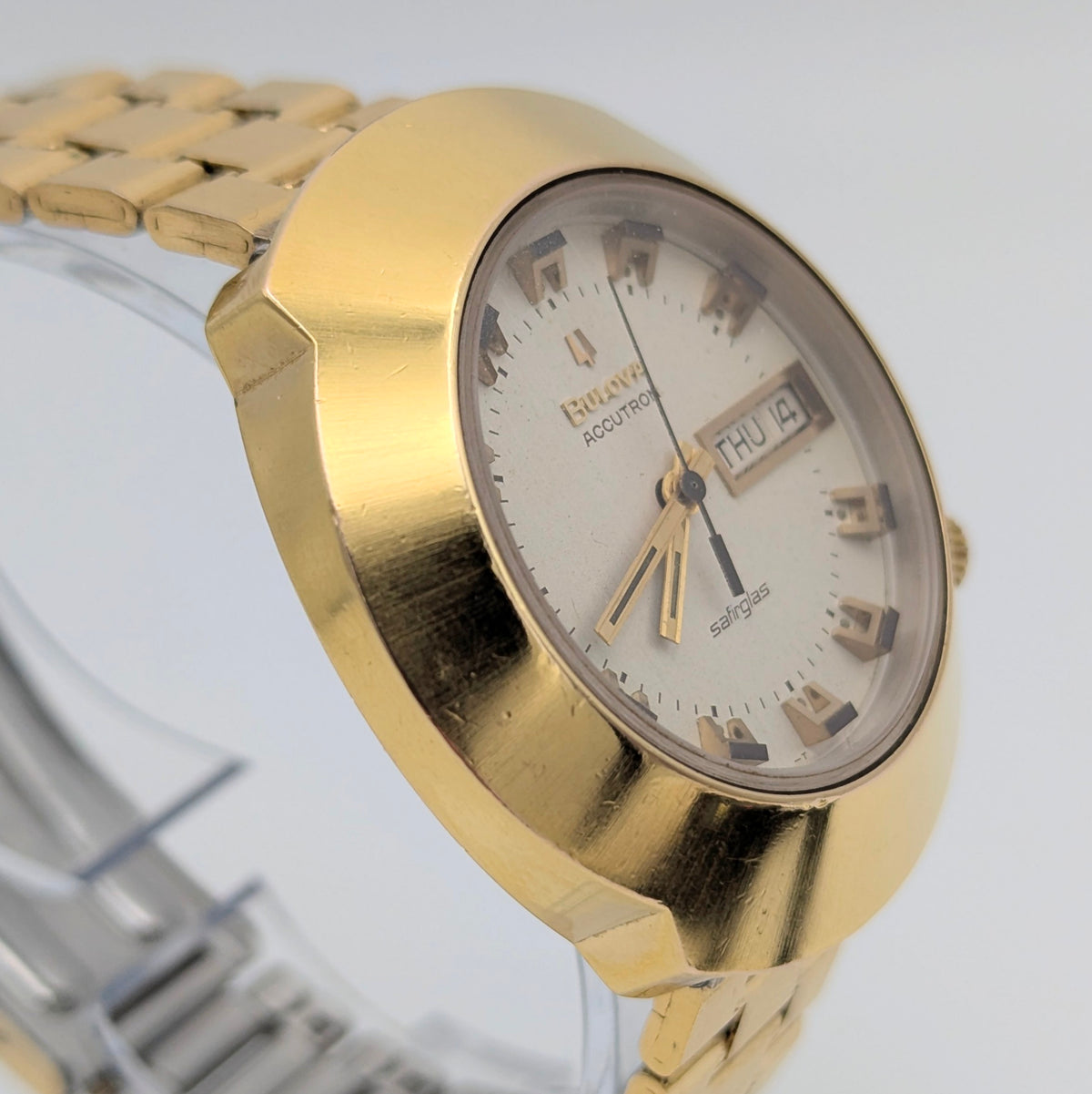 Bulova Accutron Safirglas Vintage Day-Date Watch – Circa 1970, Gold-Tone