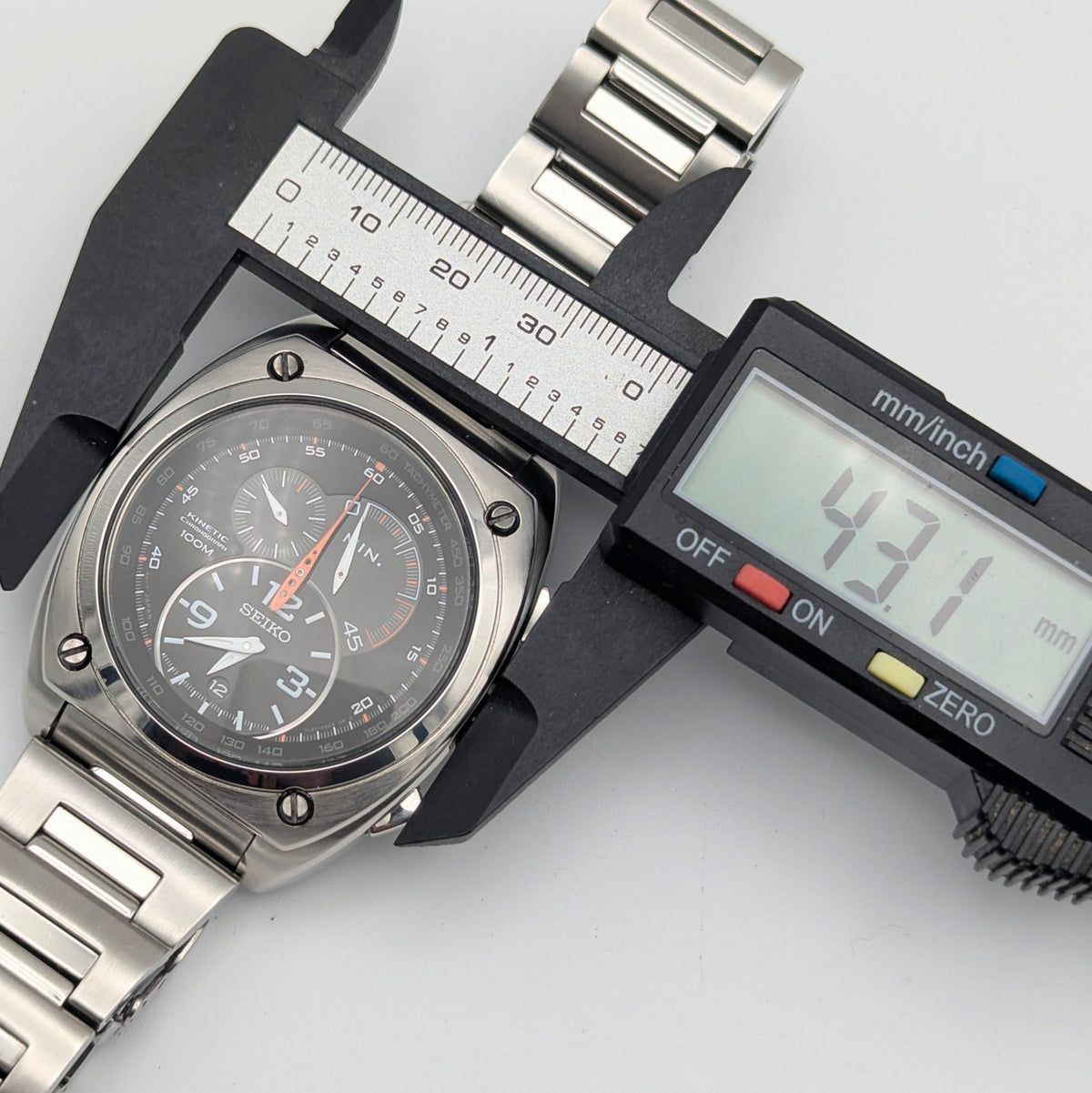 Seiko 7L22-0BB0 Kinetic Flyback Chronograph — Limited Edition 200/200, Black Dial - Bezel & Hide